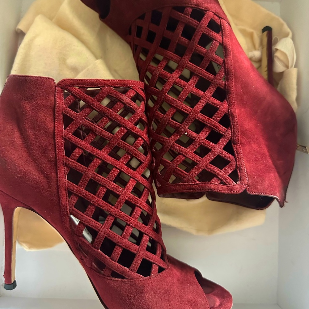 Gorgeous suede Maroon peep toe booties!!
